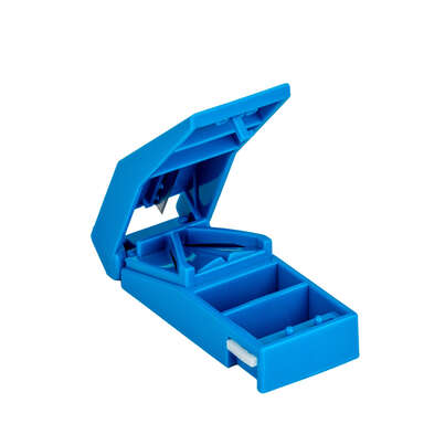 Sie sehen eine Packung APOfit Tablettenteiler blau, Produktbild: 02 APOfit Tablettenteiler blau, A-Nr.: 4349283 - 02