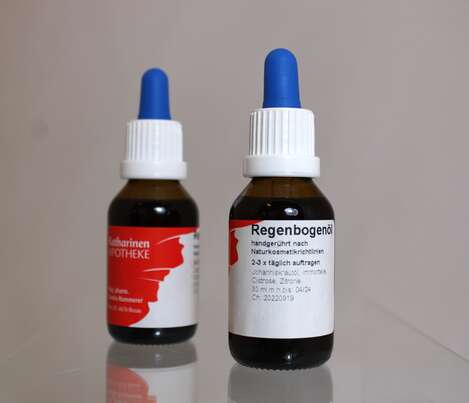 Sie sehen eine Packung Regenbogenöl 10ml, Produktbild: 01 Regenbogenöl 10ml, A-Nr.: 8005652 - 01
