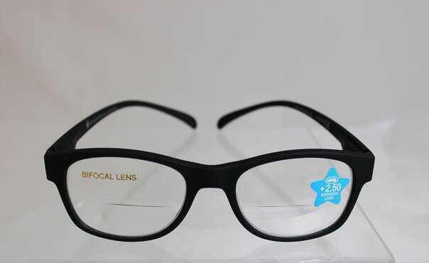 Sie sehen eine Packung Lesebrille Klammeraffe 07 Bifokal Schwarz 2,00, Produktbild: 01 Lesebrille Klammeraffe 07 Bifokal Schwarz 2,00, A-Nr.: 8009992 - 01