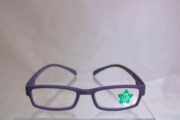 Sie sehen eine Packung Lesebrille Klammeraffe 1 Aubergine 3,50, Produktbild: 01 Lesebrille Klammeraffe 1 Aubergine 3,50, A-Nr.: 8011546 - 01