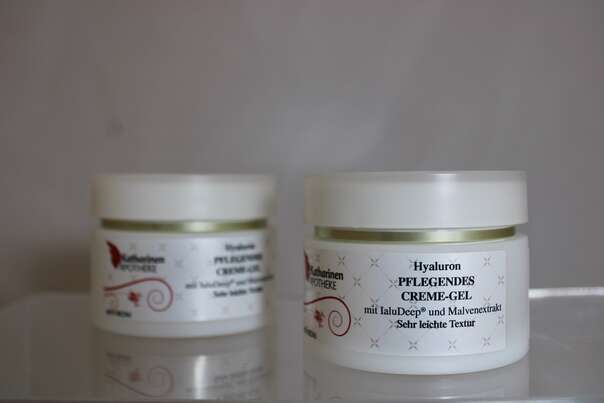 Sie sehen eine Packung Hyaluronsäure Feuchtigkeitsspendende Creme leicht 50ml, Produktbild: 01 Hyaluronsäure Feuchtigkeitsspendende Creme leicht 50ml, A-Nr.: 8012646 - 01